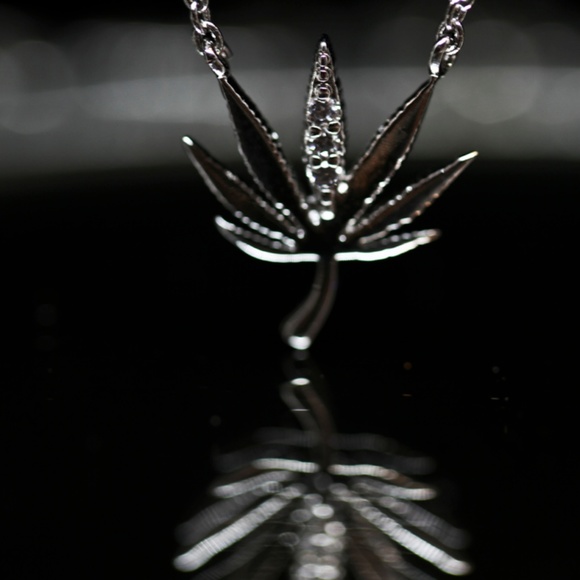 14kt White Gold Dipped Swarovski Cannabis Leaf - Picture 7 of 8